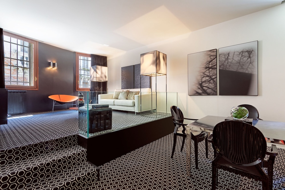 Suite, 1 Queen Bed photo 3