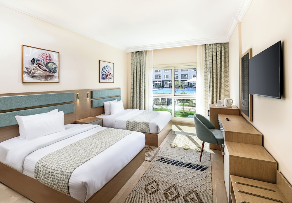Family Suite, Pool View photo 1