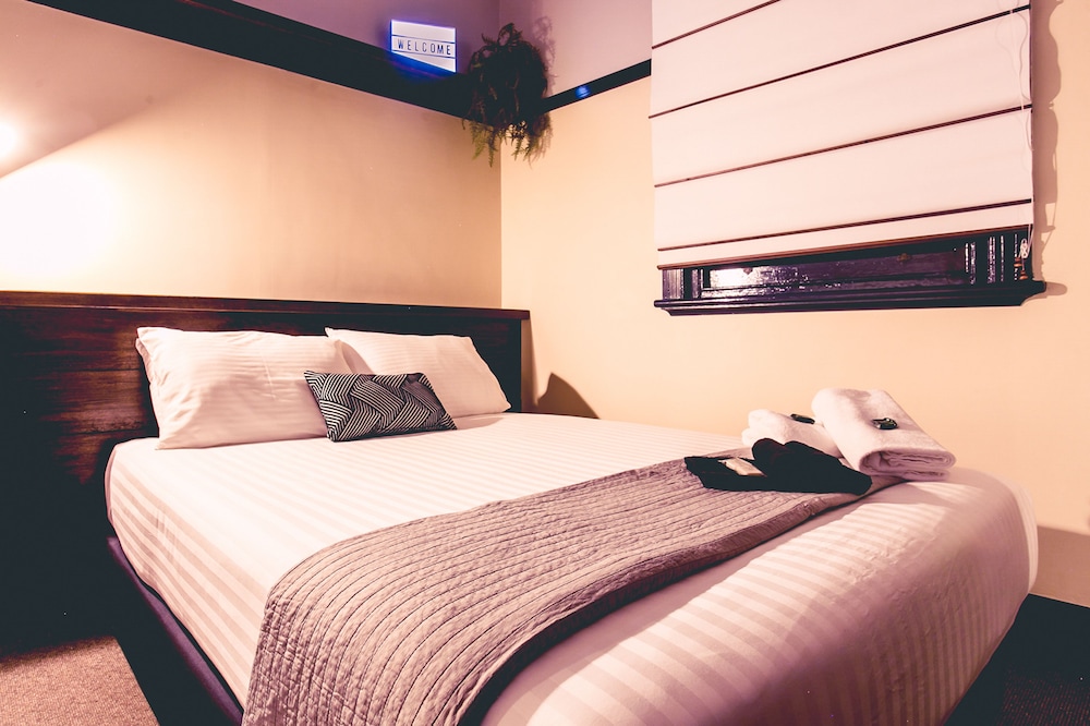 Deluxe Queen Room with Shared Bathroom photo 2
