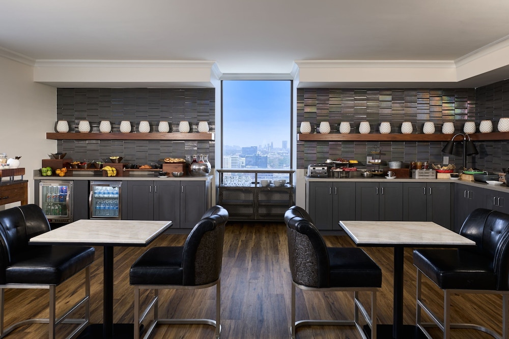 Executive Lounge Room, 1 King Bed, Non Smoking (High Floor, Lounge Access) - Photo 10