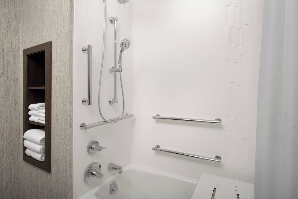Studio, 1 King Bed with Sofa bed (Mobility Accessible, Tub) - Photo 1