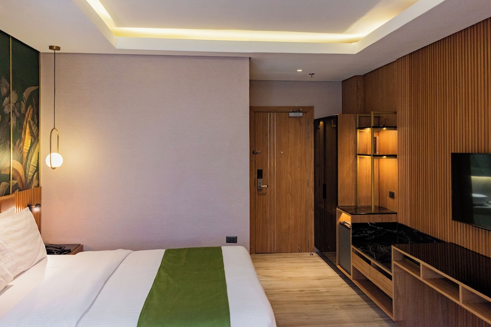 Premium Room, 1 Queen Bed, City View photo 3