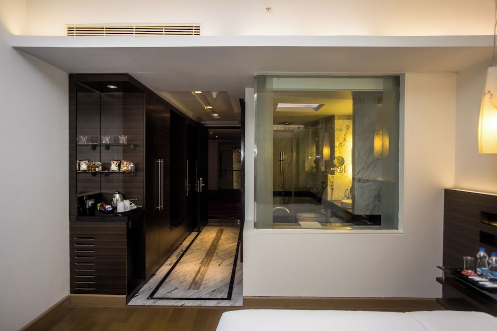 Room, 2 Twin Beds, City View