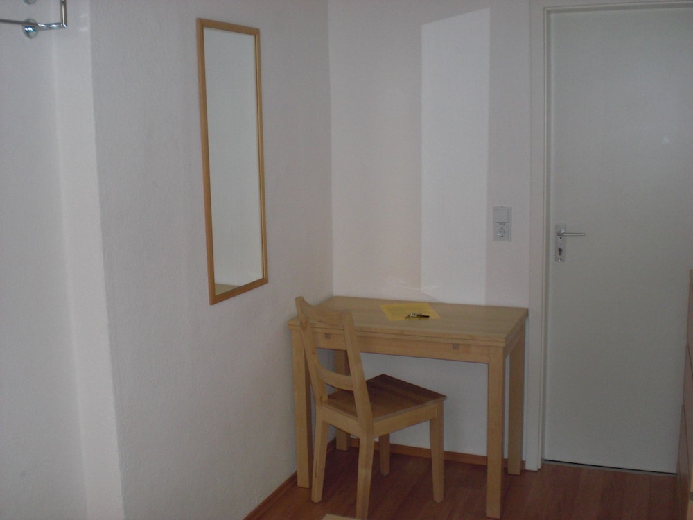 Basic Single Room, Shared Bathroom photo 3