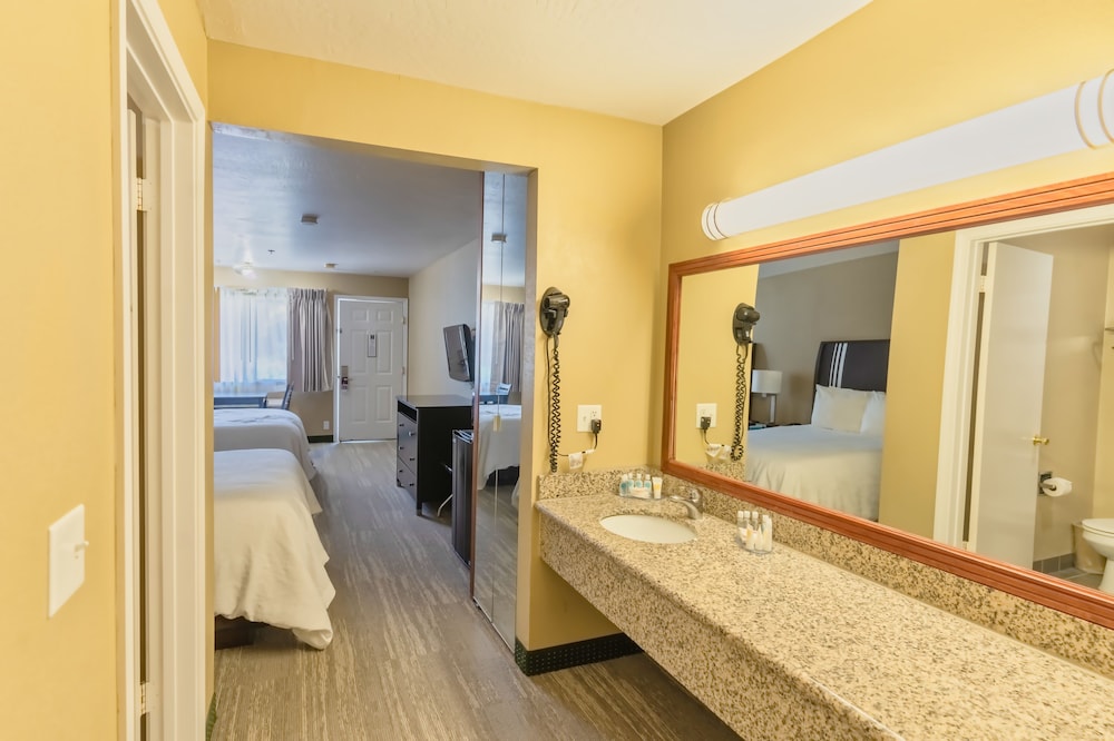 Standard Quadruple Room, 2 Queen Beds, Non Smoking photo 2