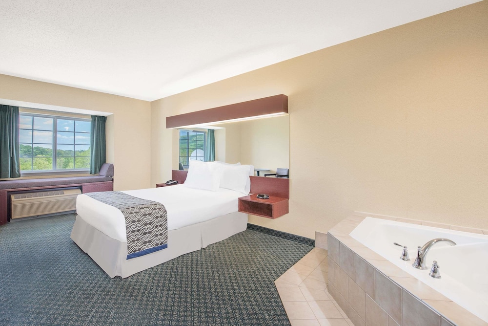 Suite, 1 Queen Bed, Hot Tub - Photo 2