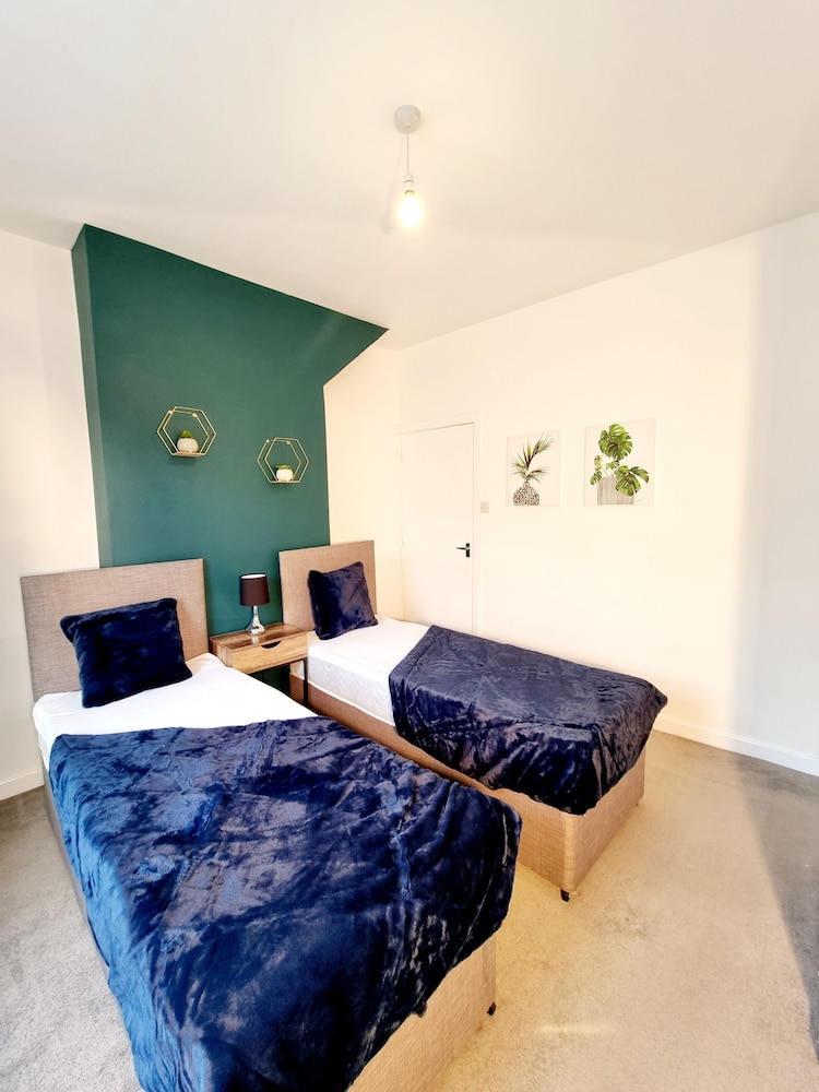 Luxury House, Ensuite photo 3