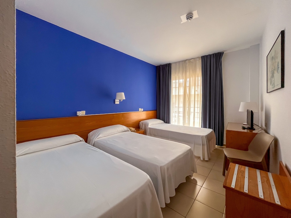 Standard Triple Room, Balcony - Photo 4