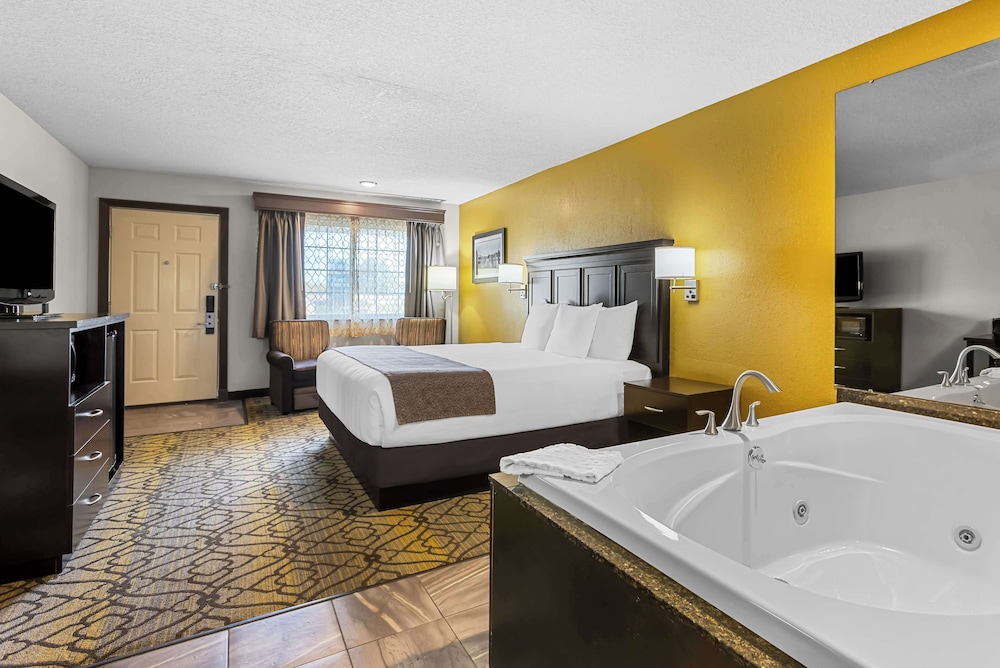 Standard Room, 1 King Bed, Non Smoking, Jetted Tub photo 3