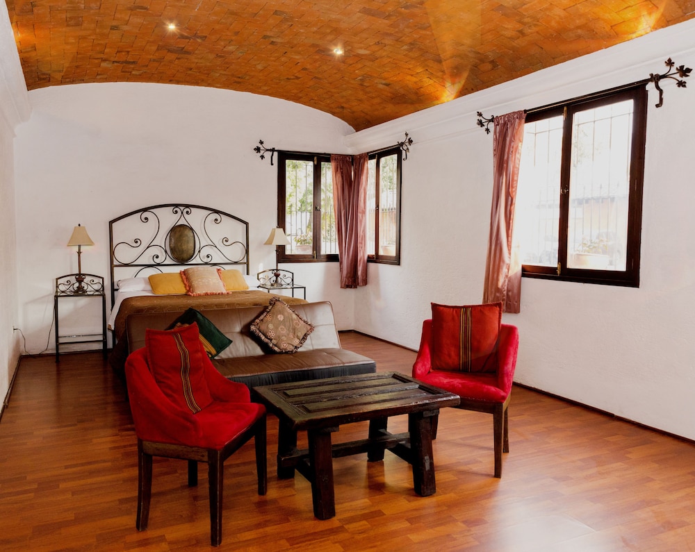 Deluxe Suite, 1 Queen Bed, Non Smoking, Courtyard View