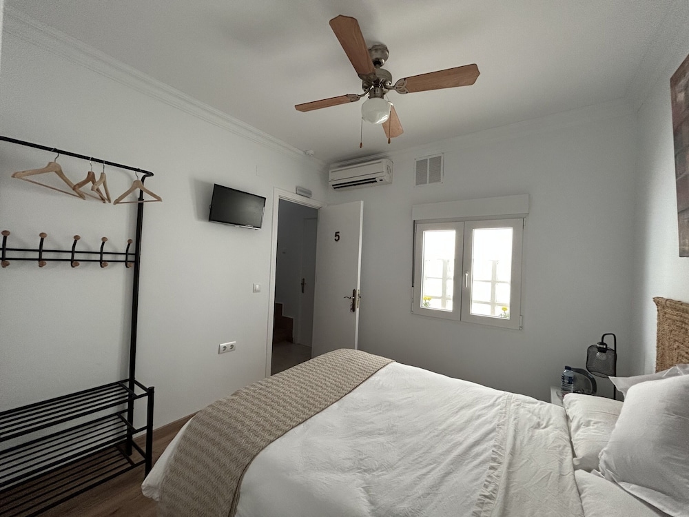 Classic Double Room, Private Bathroom, Courtyard View (Habitación 5) photo 3