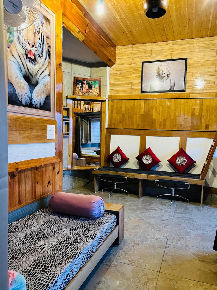 Family Room, Multiple Beds photo 3
