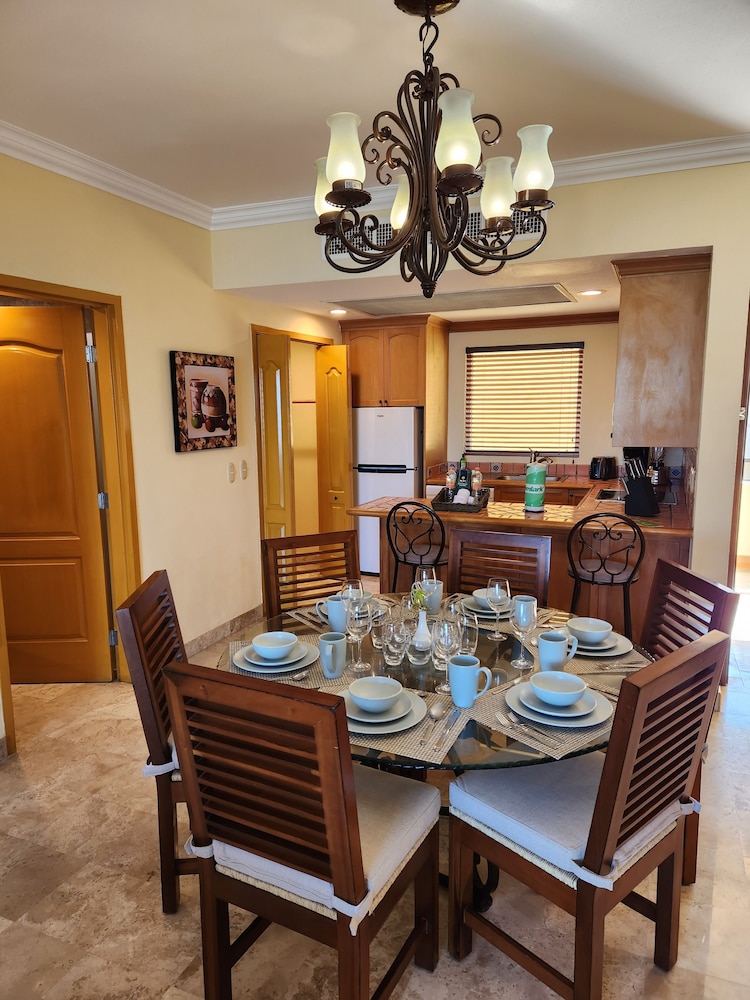 Deluxe Suite, 2 Bedrooms, Kitchen, Partial Ocean View photo 2