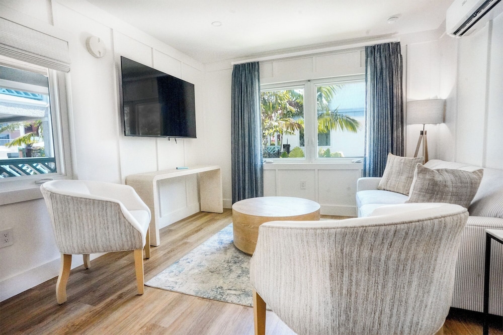 Offshore King, 2 Bedrooms(Family Suite, Not Pet Friendly) - Photo 1