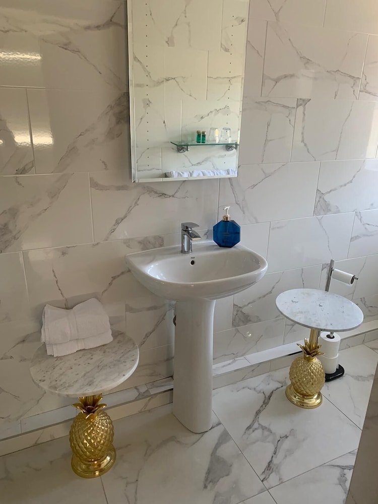 Deluxe Double or Twin Room, Ensuite, Courtyard View photo 2