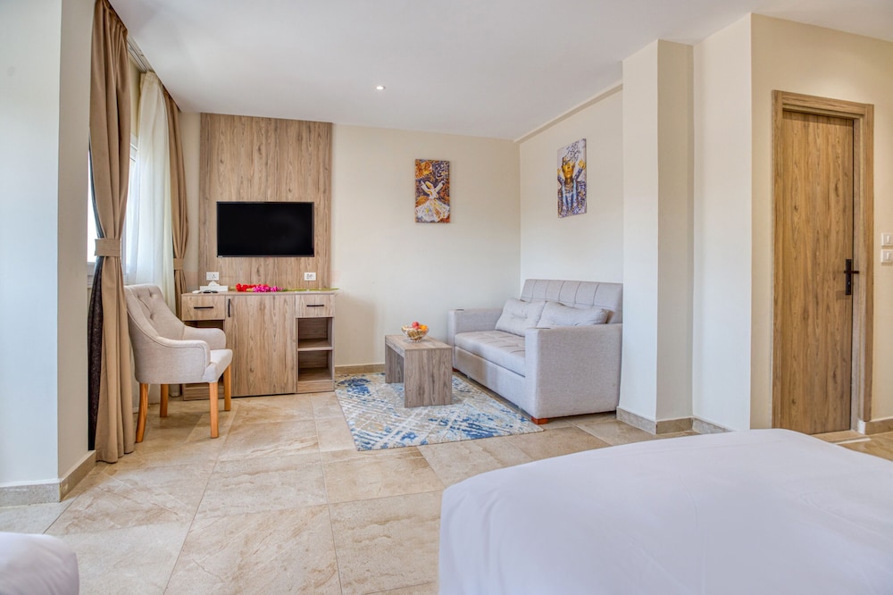 Deluxe Twin Room With Panoramic Pyramids View photo 2