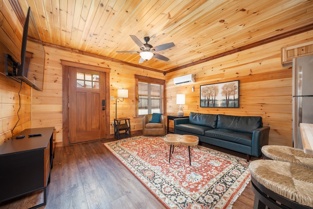 Luxury Cottage, 2 Queen Beds, Non Smoking