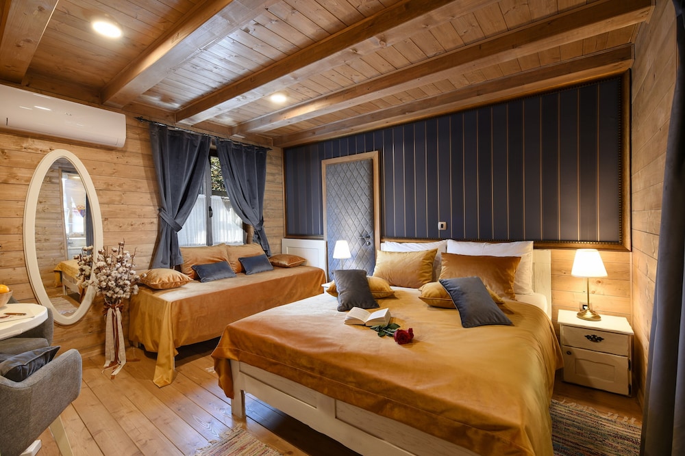 Deluxe Double or Twin Room, 1 King Bed photo 2