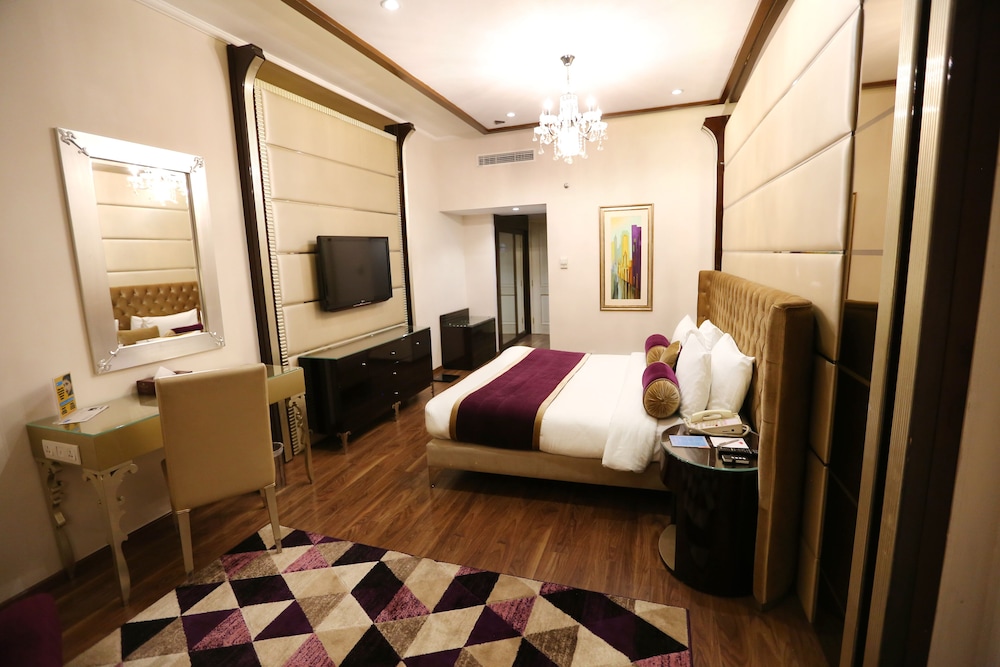 Executive Suite, 1 King Bed, Smoking photo 2