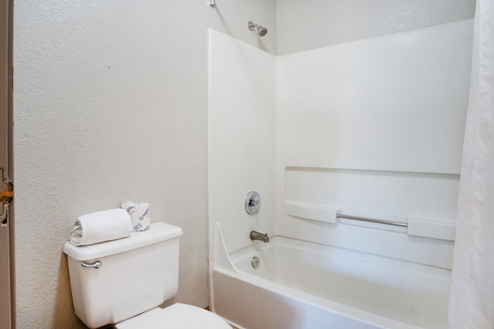 Premium Room, 2 Queen Beds - Photo 7