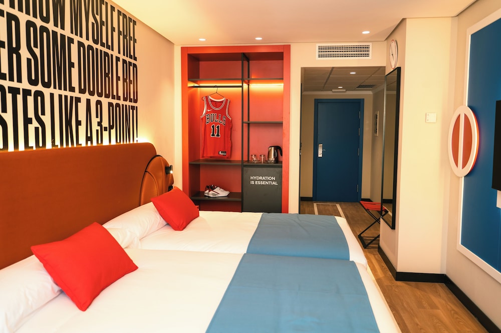 Habitación Básica, Accesible para Personas con Movilidad Reducida, Vista a la Piscina (4 Adultos)