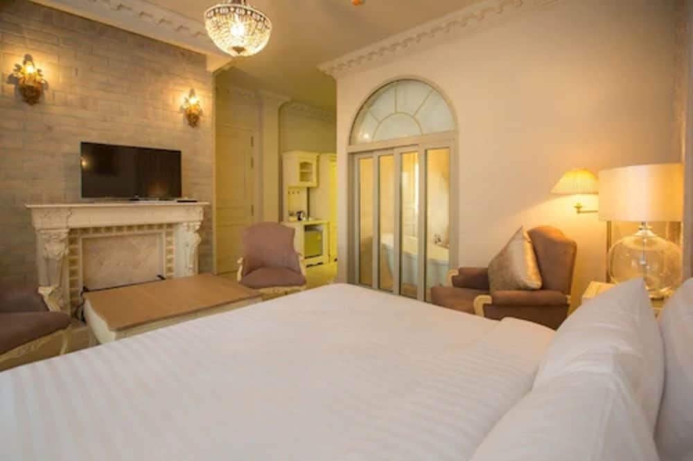 Deluxe Room, 1 King Bed photo 3