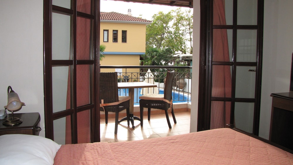 Classic Studio, Pool View (for 3) photo 2