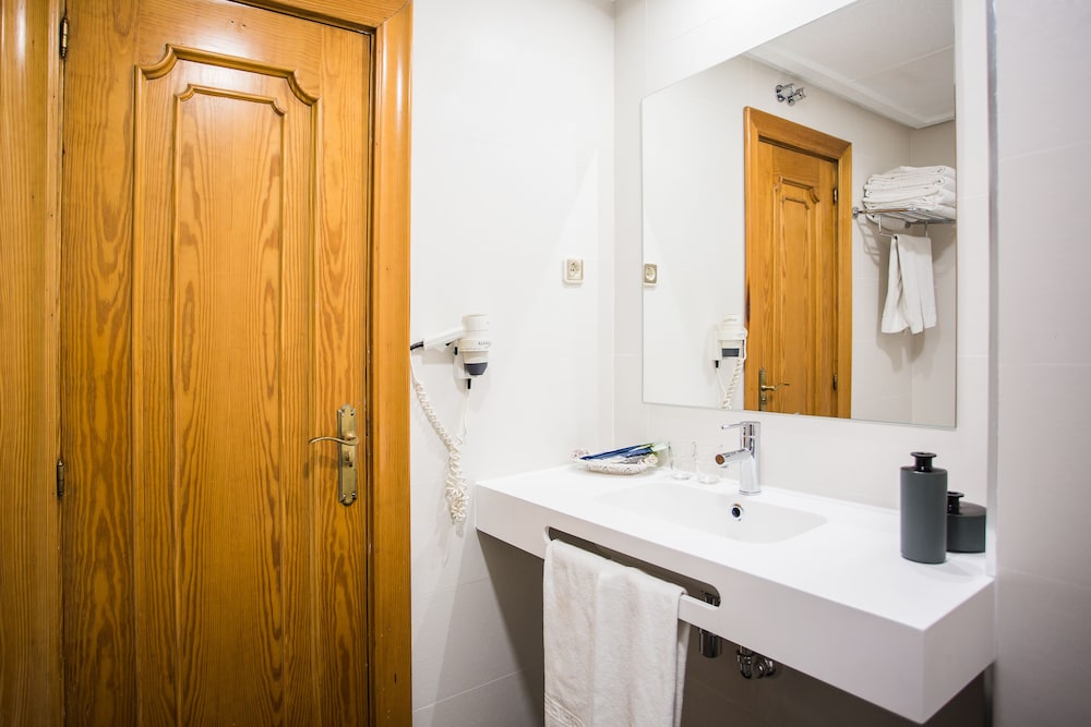 Basic Twin Room photo 2