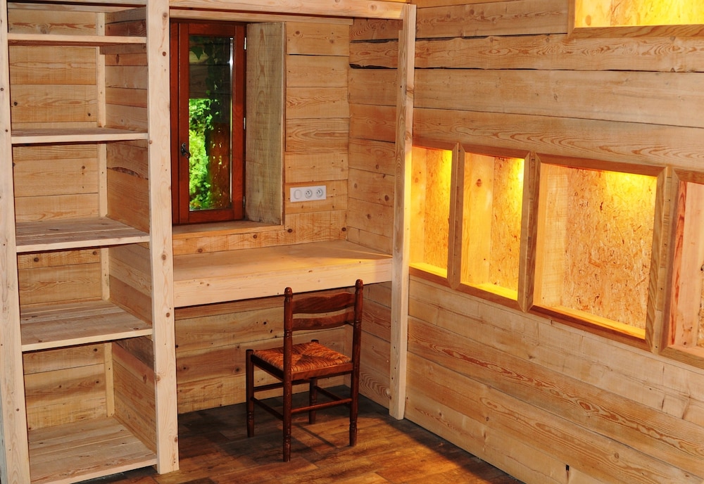Room (Shire) photo 1