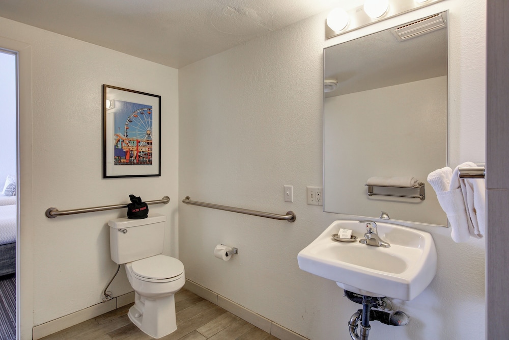 Standard Room, Accessible, City View thumbnail 5