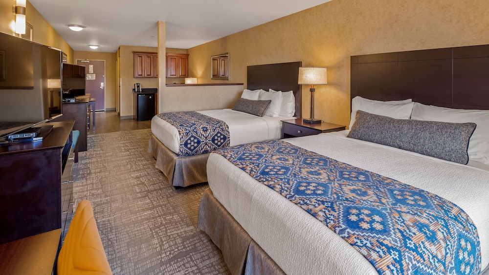 Suite, 2 Queen Beds, Non Smoking, Refrigerator & Microwave - Photo 1