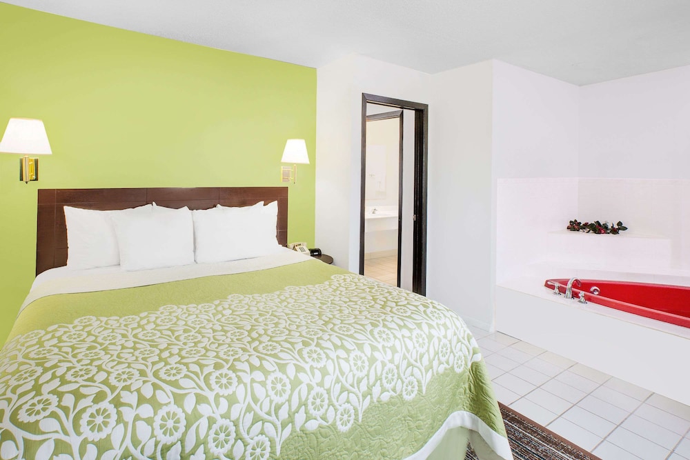 Room, 1 Queen Bed, Accessible, Non Smoking (Mobility) - Photo 3