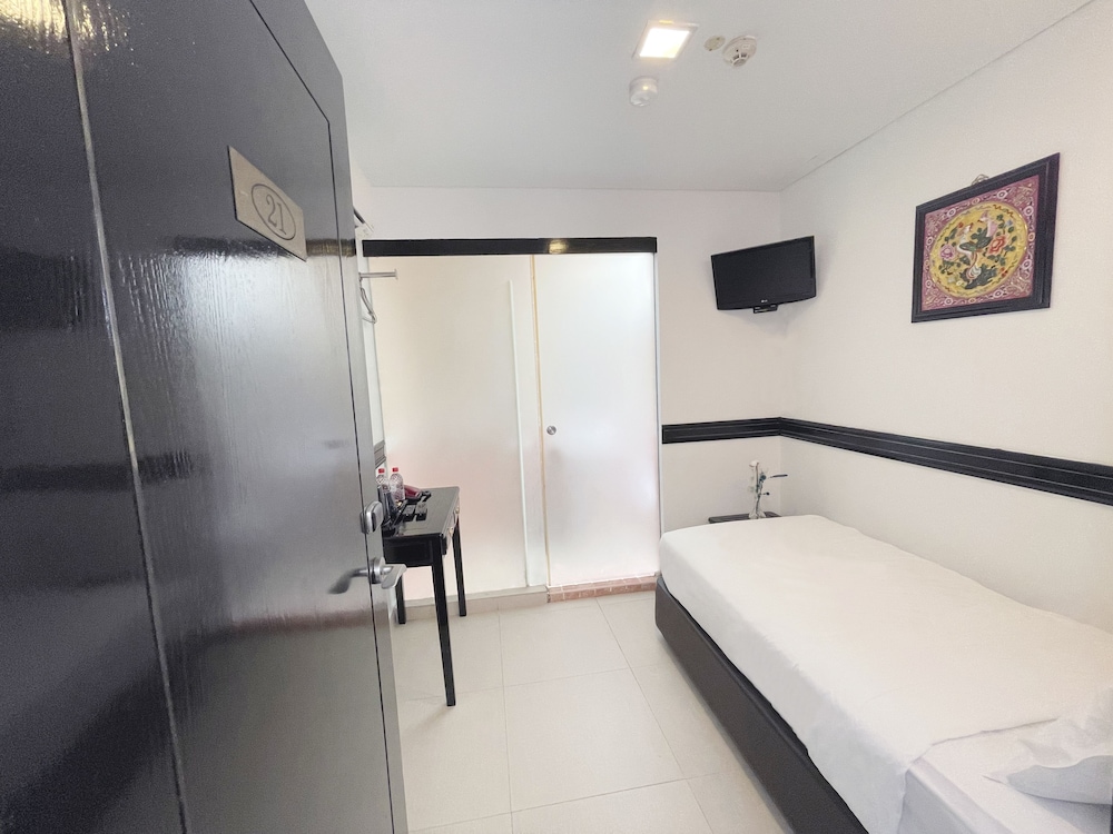 Standard Single Room with Skylight (No Window) photo 2