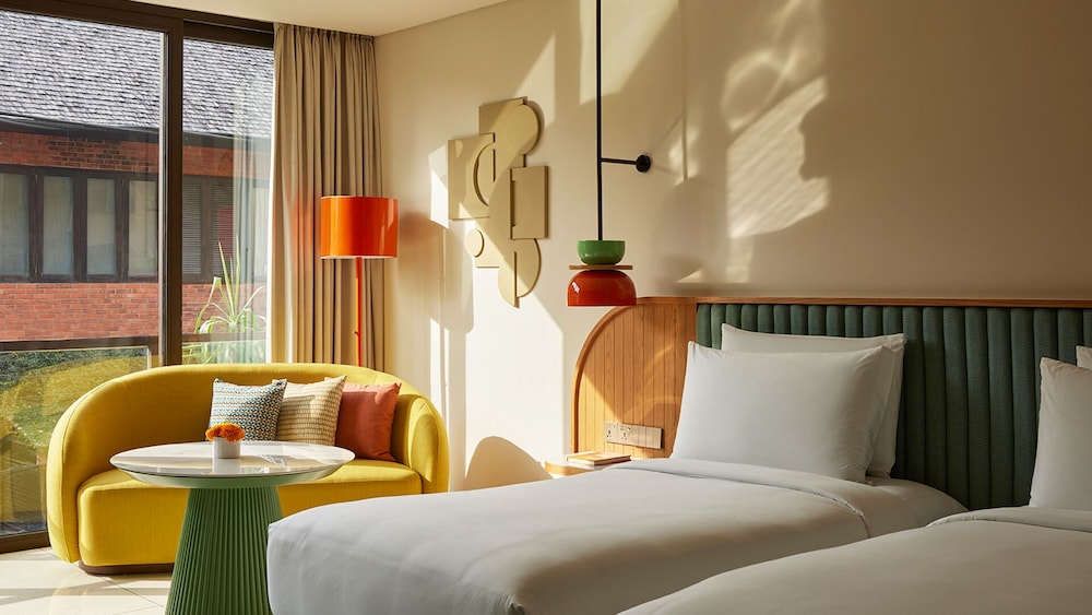 Room, 2 Twin Beds (Street View)