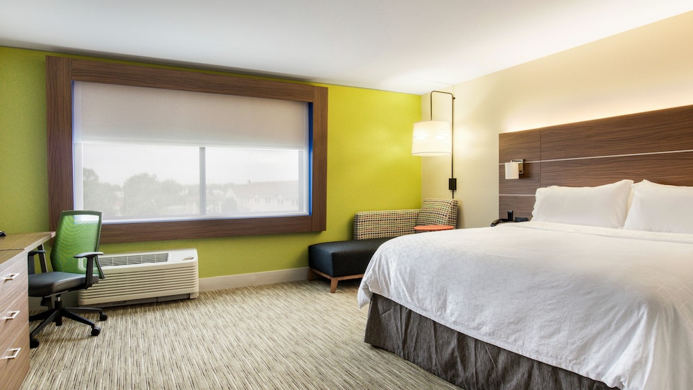 Suite, 1 King Bed with Sofa bed - Photo 3