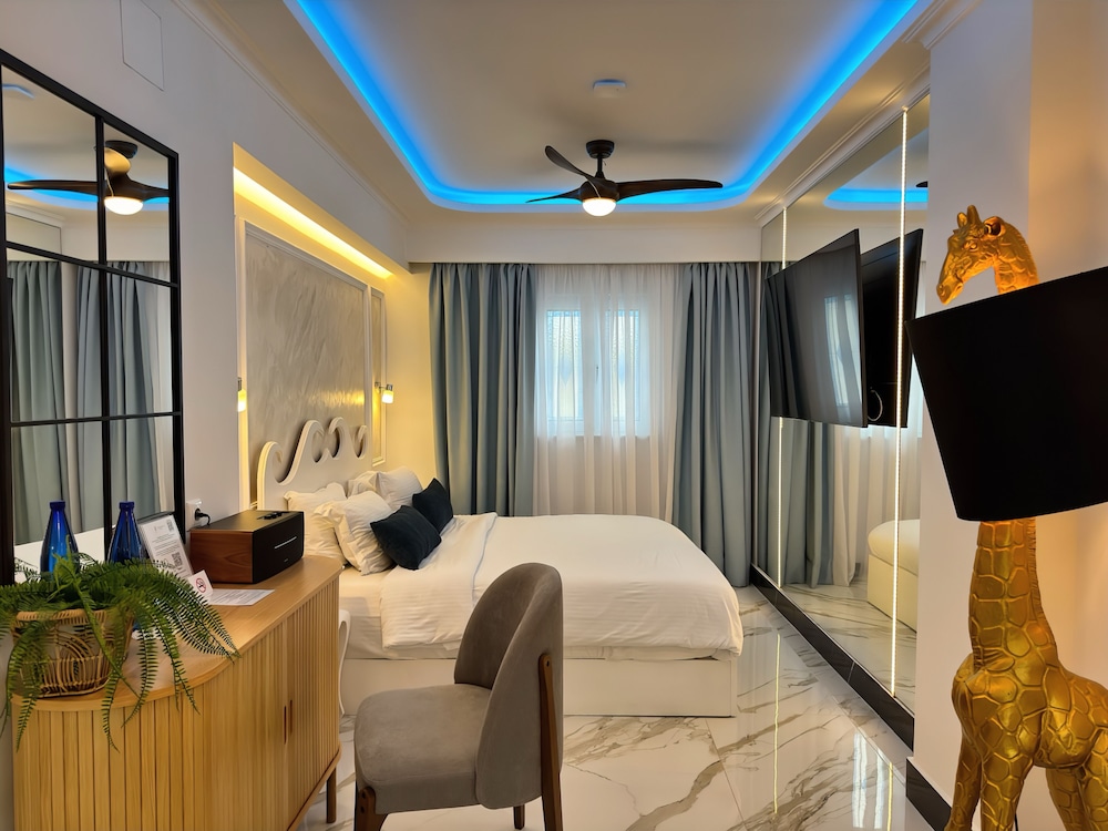 Grand Suite Sea View with Table Fireplace & Indoor Jetted Tub