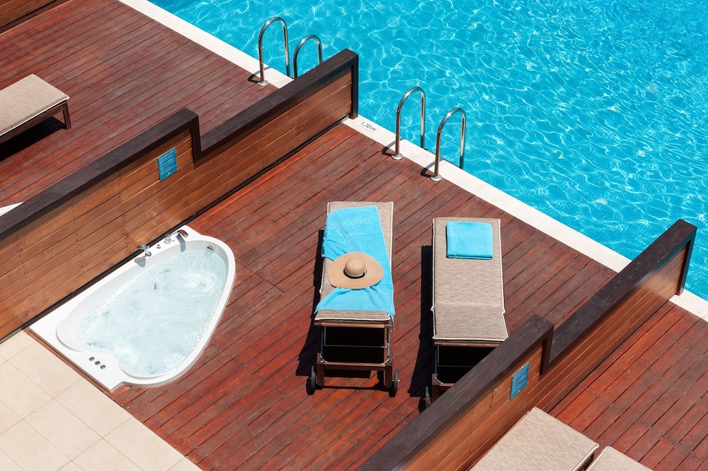 Suite, Jetted Tub, Garden View (Sharing Pool)