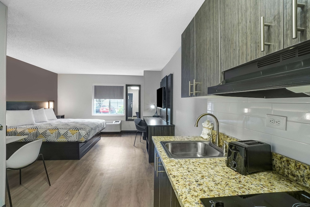 Standard Room, 1 King Bed, Non Smoking, Kitchenette - Photo 3