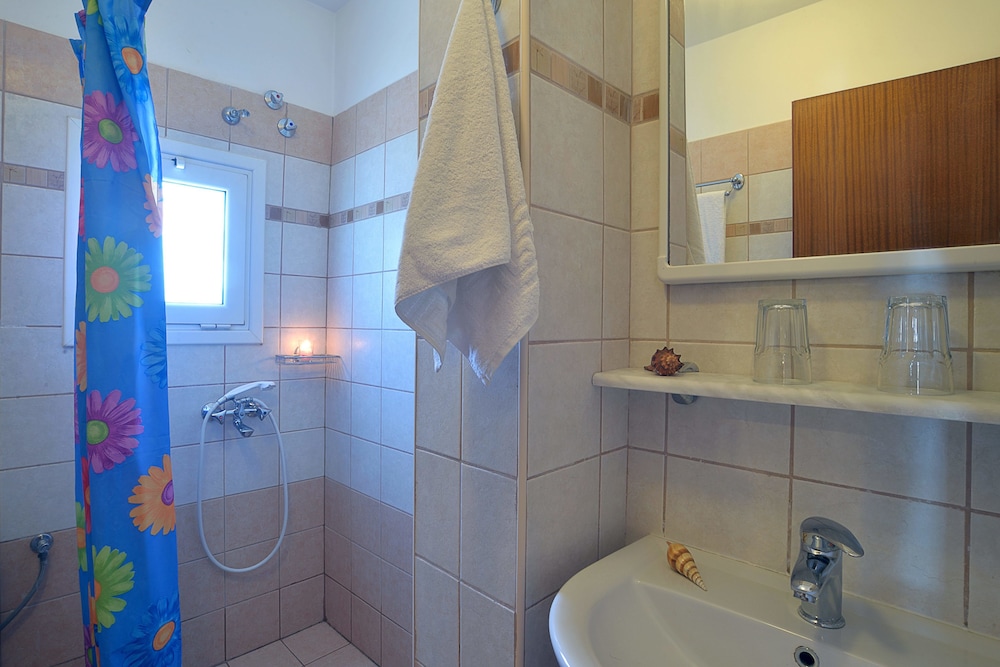 Quadruple Room - Photo 6