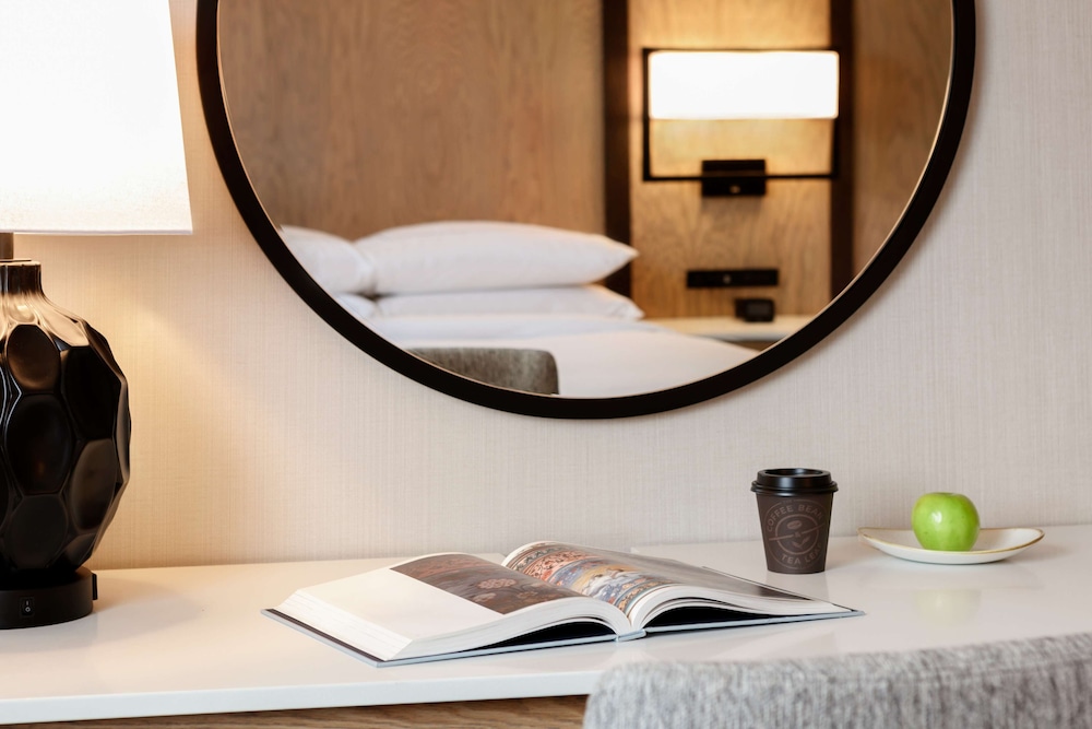 Room, 1 King Bed, Accessible (Mobility, Roll-In Shower) - Photo 4
