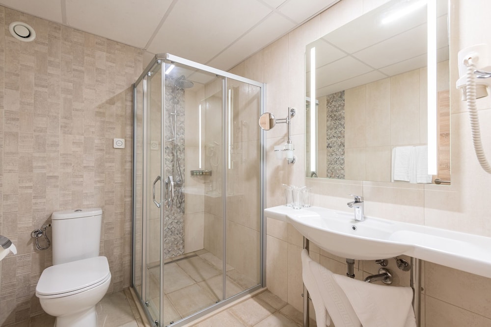 Superior Double or Twin Room, Balcony thumbnail 5