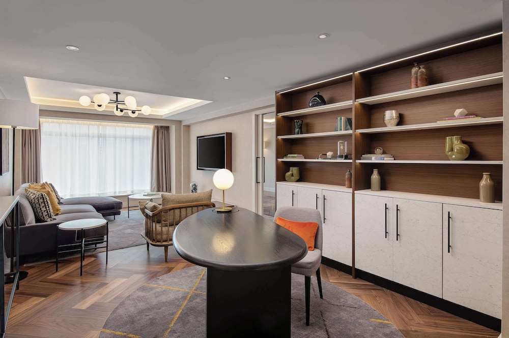 Luxury Suite (Penthouse Suite)