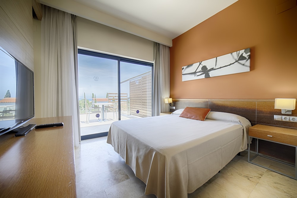 Quadruple Room, Sea View (2 Adults + 2 Children) photo 3