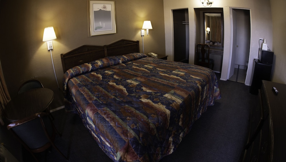 Standard Room, 1 King Bed, Non Smoking photo 3