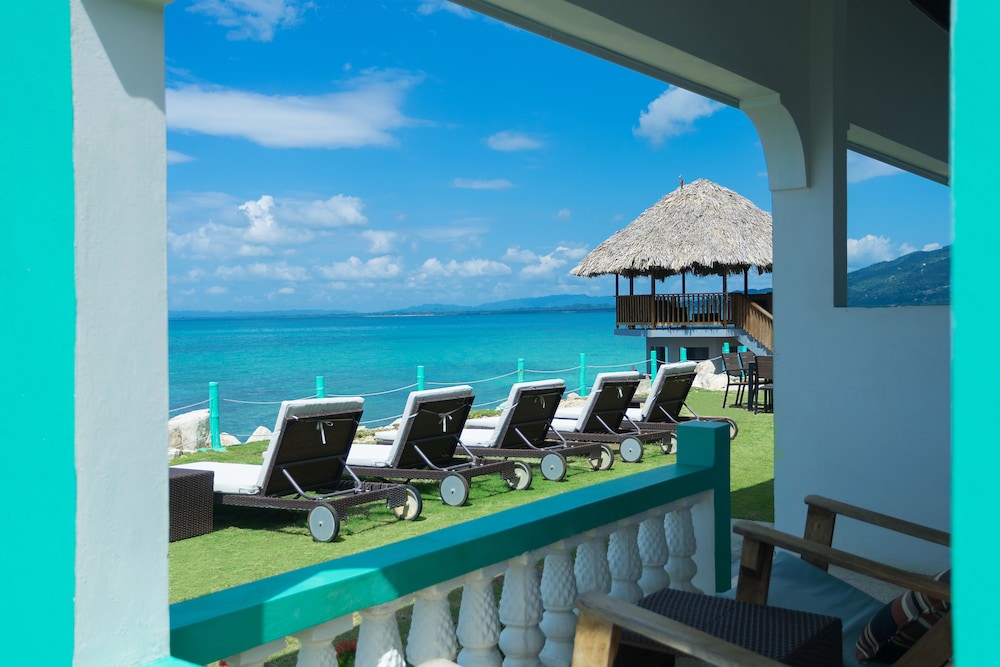 Deluxe Room, 1 King Bed, Patio, Ocean View photo 3
