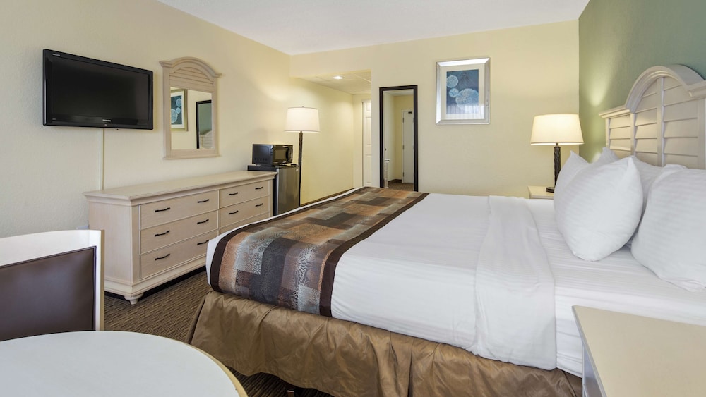 Standard Room, 1 King Bed, Non Smoking, Refrigerator & Microwave - Photo 2