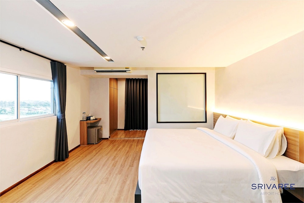 Deluxe Room, 1 King Bed photo 3