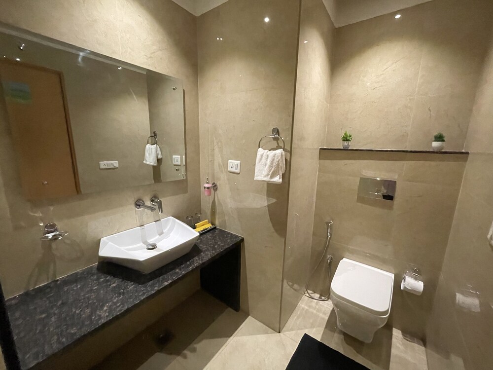 Superior Twin Room with City View - Photo 2