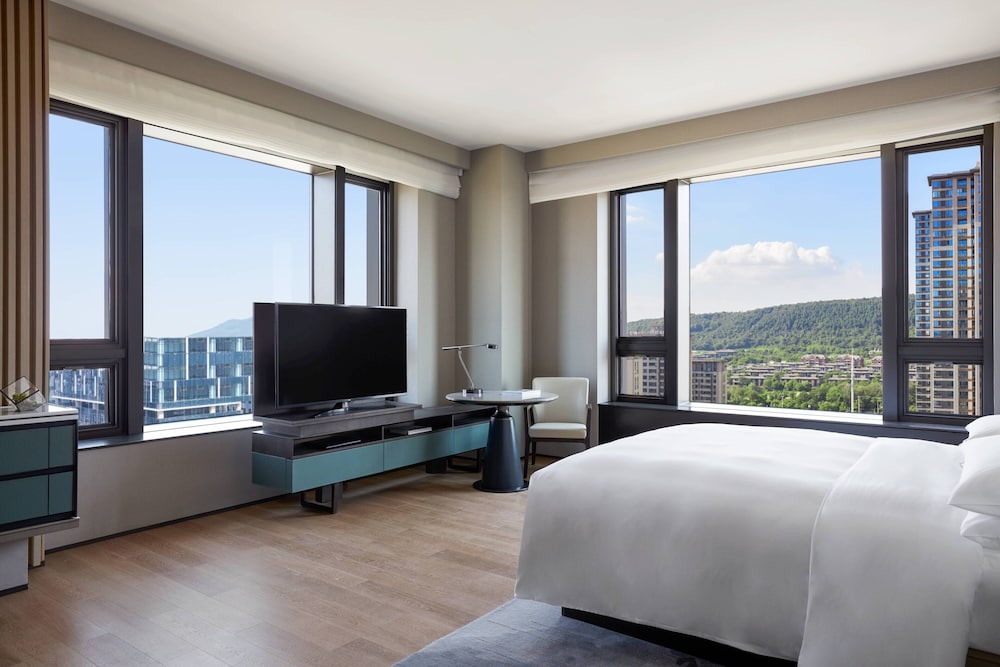 Room, 1 King Bed, City View - Photo 5