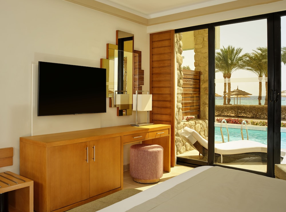 Family Room (Swim up)